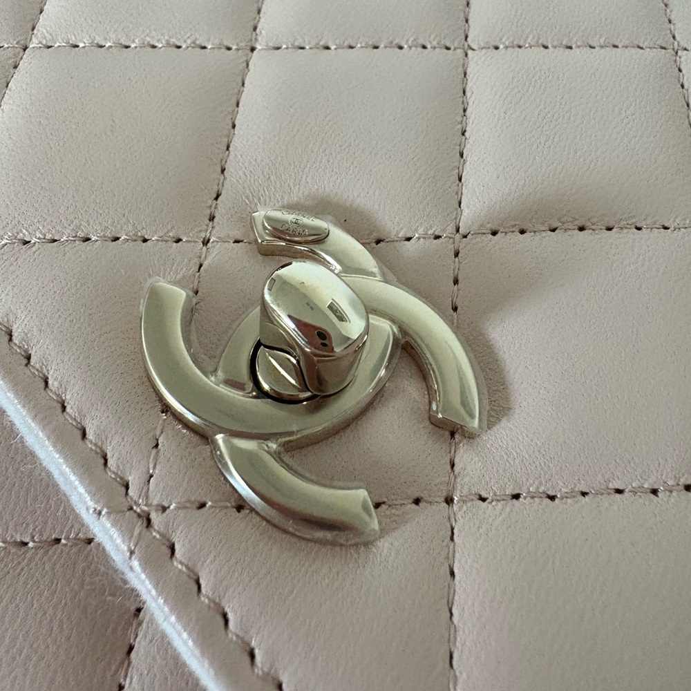 CHANEL Trendy CC Wallet On Chain WOC color: Light Beige - Picture 11 of 13